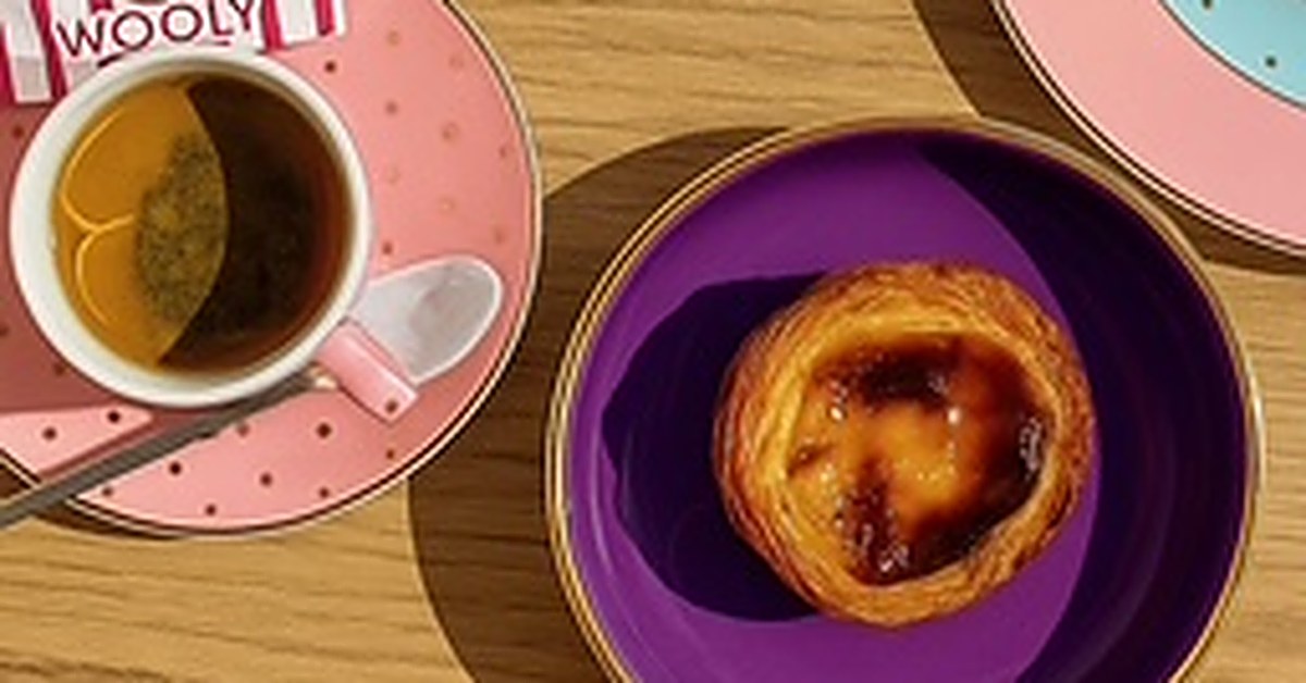 Une bica, le café serré portugais, servie à côté d'un pastel de nata chez Wooly