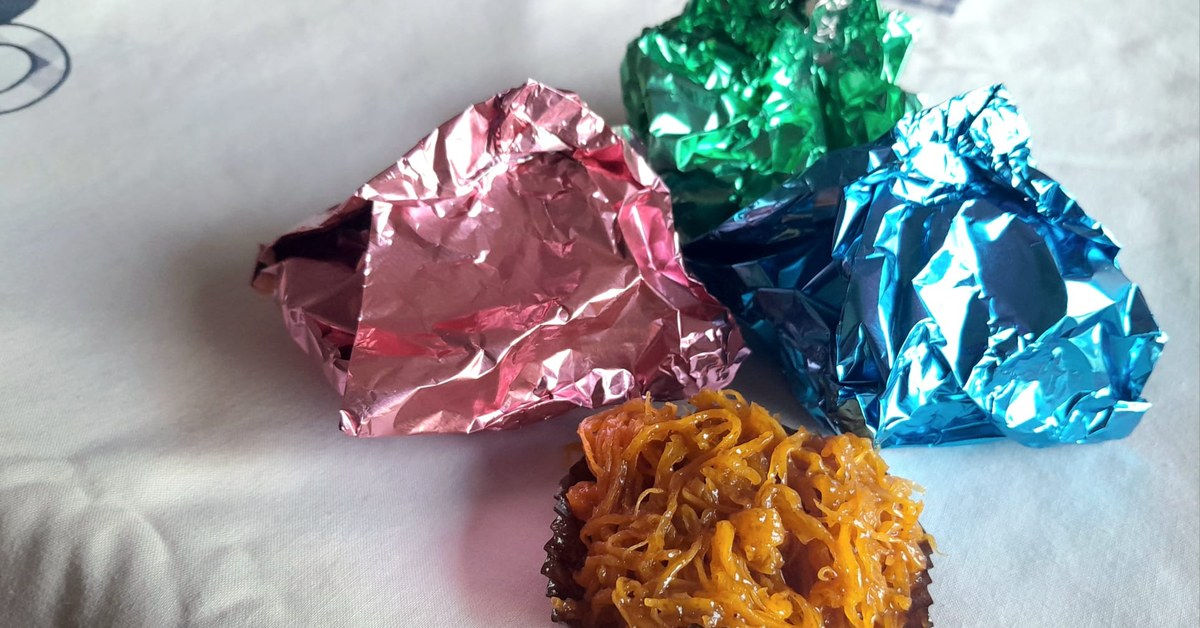 Doces Dom Rodrigo de l'Algarve emballés dans leurs papiers métallisés colorés et froissés