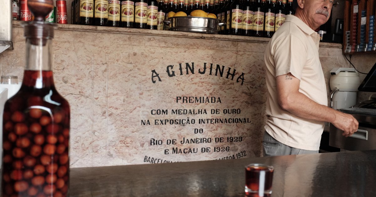 Bouteille de ginjinha aux cerises sur le comptoir de A Ginjinha, à Lisbonne
