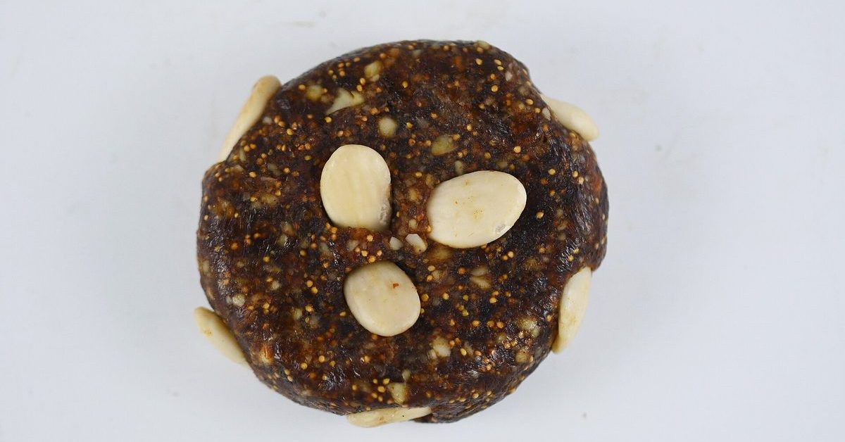 Morgado de l'Algarve, gâteau de figues séchées décoré d'amandes