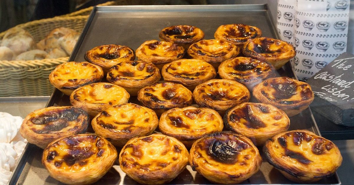 Plateau de pastéis de nata tout juste sortis du four