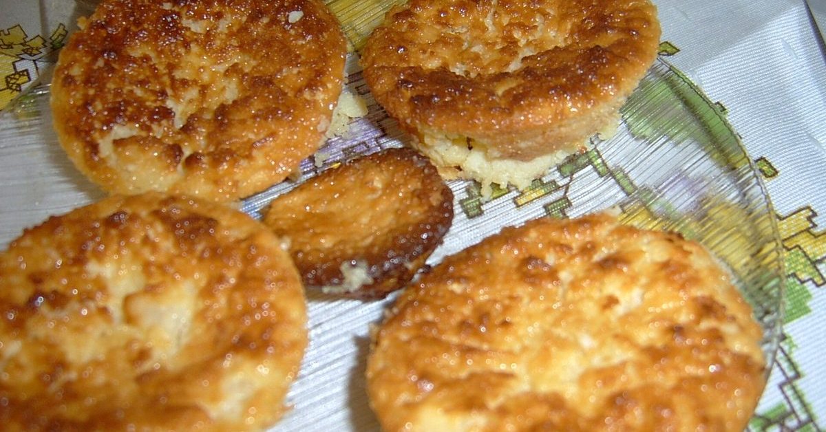 Queijadas dorées, petits gâteaux au fromage frais portugais