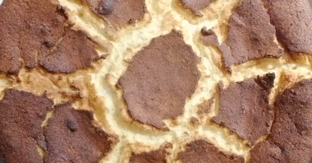 Sericaia alentejane dorée, dessus fendillé et saupoudré de cannelle, dans son plat