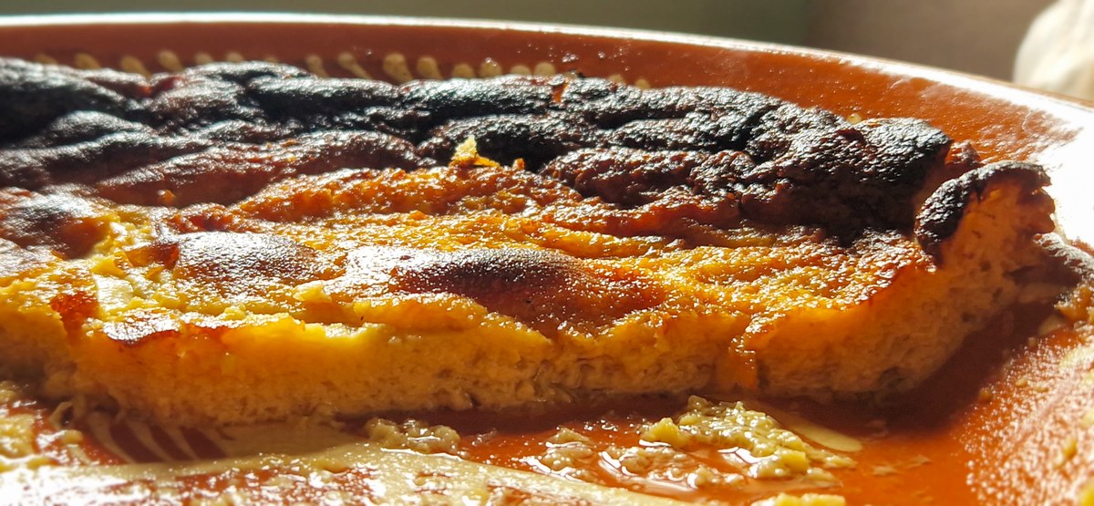 Tigelada portugaise servie dans son plat en terre cuite, dessert traditionnel de la Beira Baixa