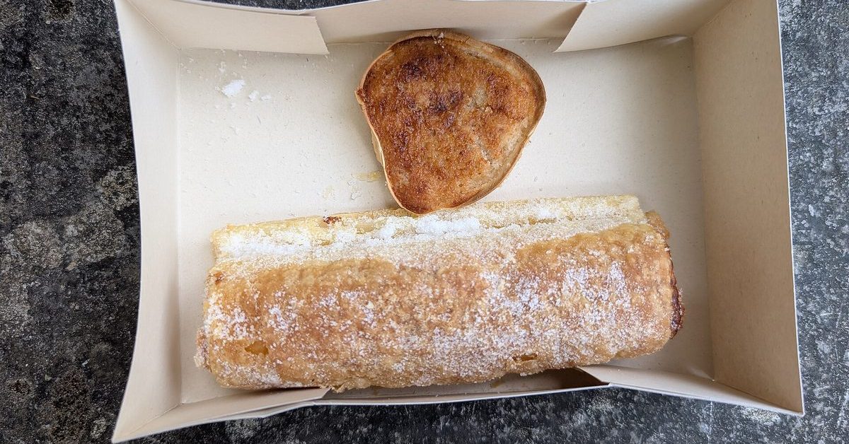 Travesseiro et queijada de Sintra dans leur boîte en carton