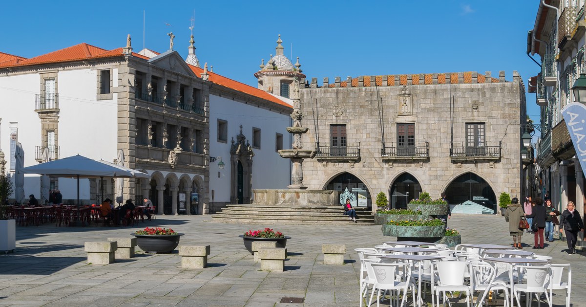La Praça da República, au centre historique de Viana do Castelo, ville des meias-luas