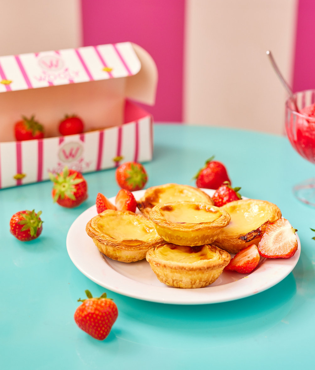 Past&eacute;is de nata and strawberries with a Wooly P&acirc;tisserie box